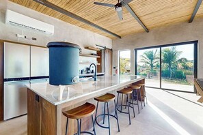 Wasserkocher mit Kaffee-/Teezubehör, Kühlschrank, Mikrowelle, Ofen