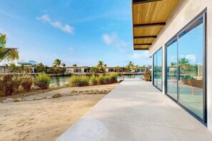 Terrace/patio - Waterfront villa with pool, spacious deck, dog-friendly & office space (Placencia)