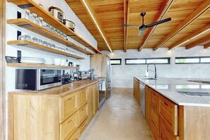 Wasserkocher mit Kaffee-/Teezubehör, Kühlschrank, Mikrowelle, Ofen
