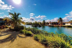 Property grounds - Elegant waterfront villa with private pool, terrace and beach club access (Placencia)