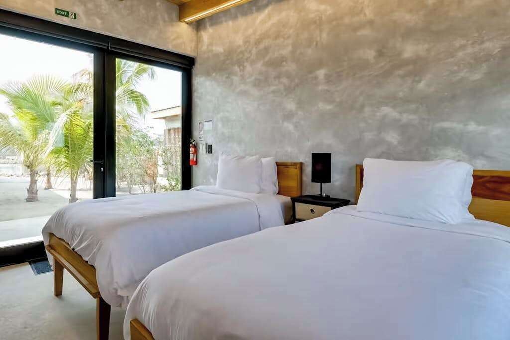 Tranquil Waterfront Villa With Private Deck & Full Kitchen - Placencia