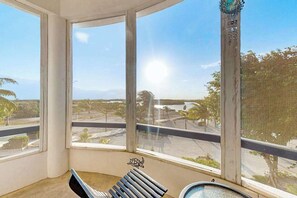 Interior - 2 Bedroom family-friendly retreat with fully-equipped kitchen, WiFi & central AC (San Pedro)