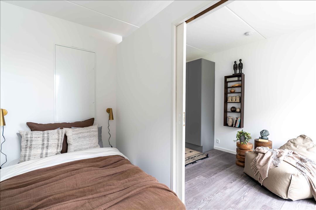 Een kluis op de kamer, een strijkplank/strijkijzer, reisbedje