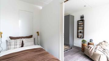 Een kluis op de kamer, een strijkplank/strijkijzer, reisbedje