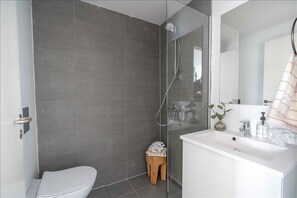 Asciugacapelli, asciugamani, sapone, shampoo