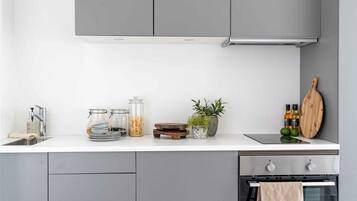 Frigorífico, microondas, horno y placa de cocina