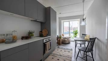 Frigorífico, microondas, horno y placa de cocina
