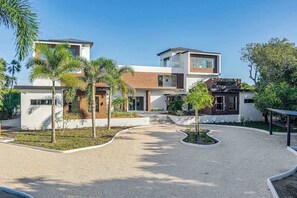 Exterior - Luxurious villa with infinity pool, rooftop deck, kayaks & lagoon views (Placencia)