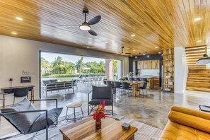 Interior - Luxurious villa with infinity pool, rooftop deck, kayaks & lagoon views (Placencia)