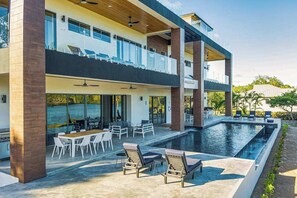 Pool - Luxurious villa with infinity pool, rooftop deck, kayaks & lagoon views (Placencia)
