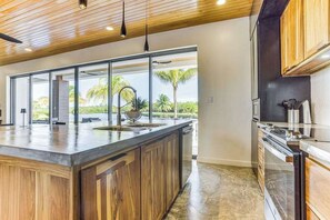 Coffee/tea maker, fridge, microwave, oven - Luxurious villa with infinity pool, rooftop deck, kayaks & lagoon views (Placencia)