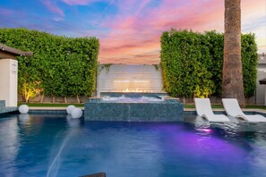 A swimming pool with a hot tub, lounge chairs, and a sunset view. - The Poolside Club - Pool/Spa/Swim Up Bar (Phoenix)