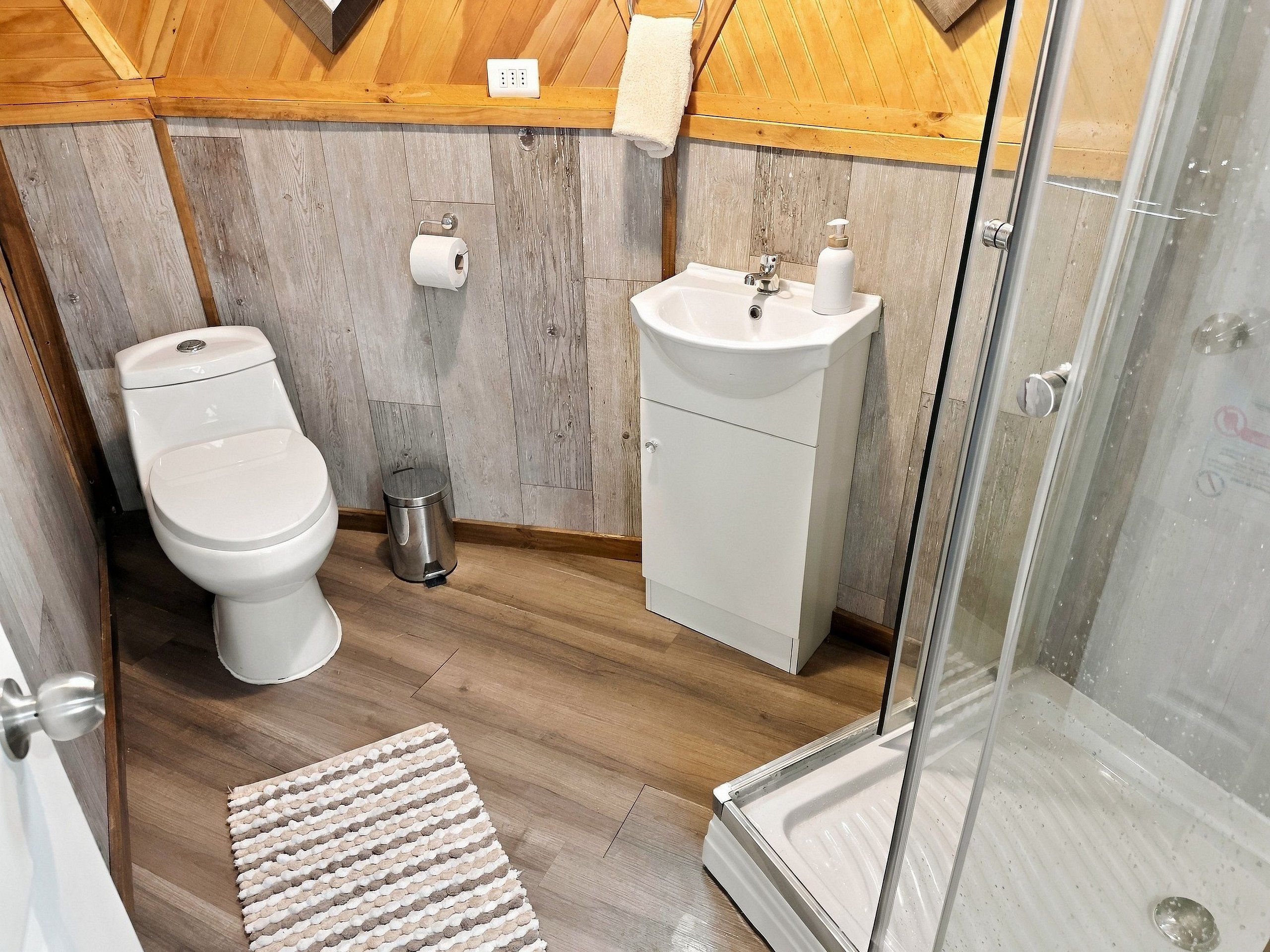 Ein Badezimmer mit Toilette, Waschbecken und Dusche.