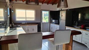 Refrigerador, microondas, horno, cafetera/tetera