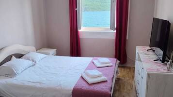 2 slaapkamers, een bureau, een strijkplank/strijkijzer, gratis wifi