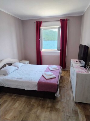 2 chambres, bureau, fer et planche à repasser, accès au Wi-Fi (inclus)