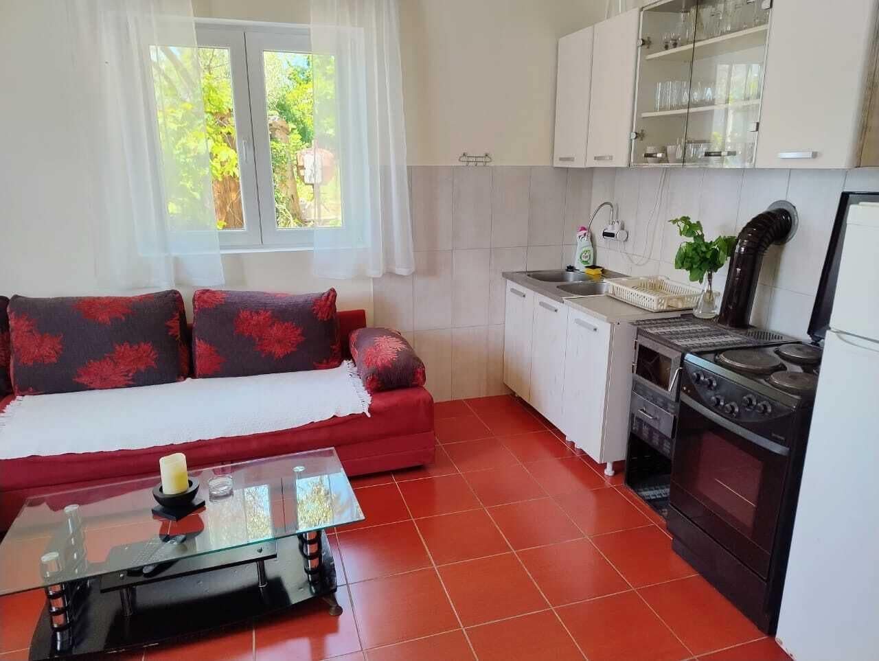 Frigorífico, horno, placa de cocina y cafetera o tetera