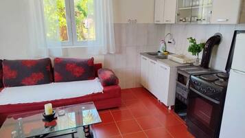 Frigorífico, horno, placa de cocina y cafetera o tetera