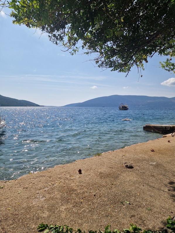 Sur la plage, chaise longue, serviettes de plage