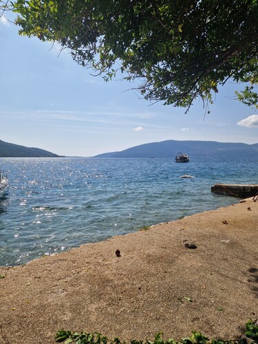 Charming 2-bedroom house with AC in peaceful Kumbor with private besch and boat