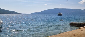 Charming 2-bedroom house with AC in peaceful Kumbor with private besch and boat