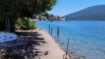 Plage, chaises longues, serviettes de plage