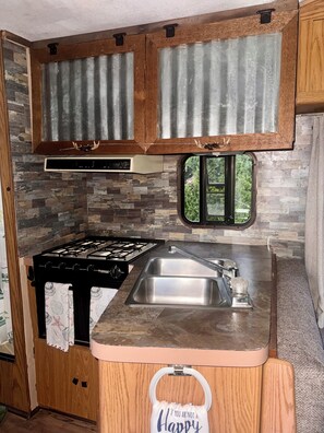 Coffee/tea maker, fridge, microwave, oven - LAKE/BEACH ACCESS 30' Recreational Vehicle- parked, 2 Bedrooms, Lake Huron (Fort Gratiot)