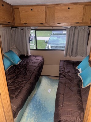 2 bedrooms, free WiFi, bed sheets - LAKE/BEACH ACCESS 30' Recreational Vehicle- parked, 2 Bedrooms, Lake Huron (Fort Gratiot)