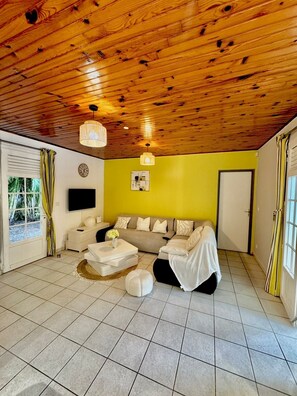 A living room with a wooden ceiling, a sofa set, a coffee table, and a television. - Villa Solana, private pool with tropical garden in Sainte-Luce (Sainte-Luce)