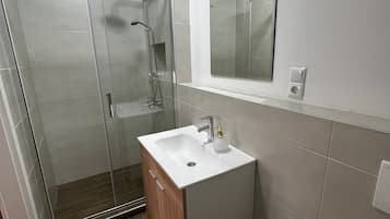 Asciugacapelli, asciugamani, sapone, carta igienica