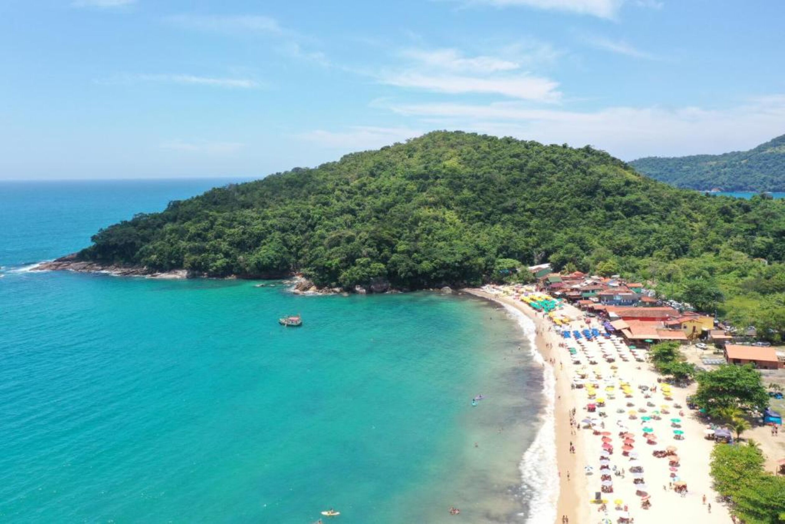 Playa en los alrededores y playa de arena blanca 