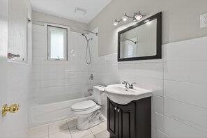 Hair dryer, towels, soap, toilet paper - Cozy 5 br Bungalow- Just a 5 -Minute Walk to Lakeshore in Bronte West Village. (Oakville)