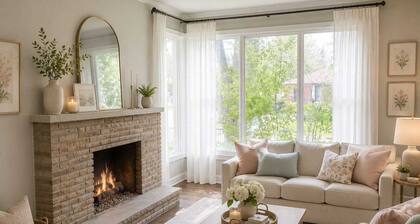 Cozy 5 br Bungalow- Just a 5 -Minute Walk to Lakeshore in Bronte West Village.