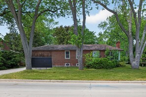 Exterior - Cozy 5 br Bungalow- Just a 5 -Minute Walk to Lakeshore in Bronte West Village. (Oakville)