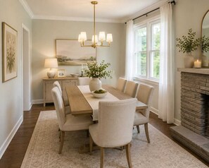 Dining - Cozy 5 br Bungalow- Just a 5 -Minute Walk to Lakeshore in Bronte West Village. (Oakville)