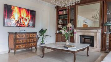 House, 6 Bedrooms, Private Pool | Living room