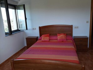 Iron/ironing board, internet, bed sheets