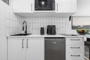 Wasserkocher mit Kaffee-/Teezubehör, Kühlschrank, Mikrowelle, Herdplatte