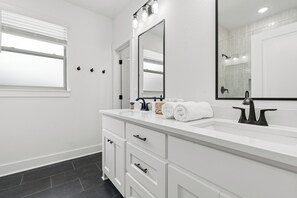 Een douche, een haardroger, handdoeken, zeep