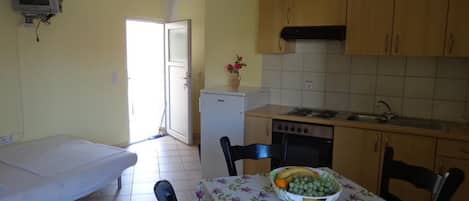 아파트 (One bedroom apartment with balcony (1) | 전용 주방 | 냉장고