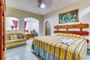 Iron/ironing board, Internet, bed sheets - Lovely Home w/ Balcony, Great View, Shared Pool, AC & WiFi - Ideal for Day Trips (San Ignacio)