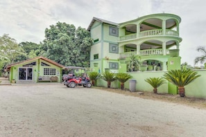 Exterior - Lovely Home w/ Balcony, Great View, Shared Pool, AC & WiFi - Ideal for Day Trips (San Ignacio)