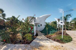 Property grounds - Unique waterfront studio with AC, pool, bikes, & kayaks (Placencia)