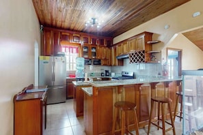 Wasserkocher mit Kaffee-/Teezubehör, Kühlschrank, Mikrowelle, Ofen
