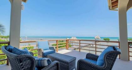Spacious beachfront retreat with a soaking tub - pool, canoes, dock, & grill
