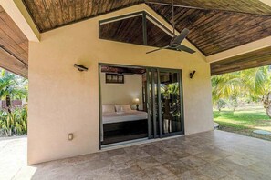 Terrace/patio - Luxurious private home in wildlife sanctuary with private pool, patio & dogs OK (Dangriga)