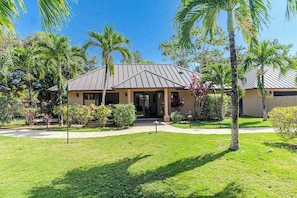 Exterior - Luxurious private home in wildlife sanctuary with private pool, patio & dogs OK (Dangriga)
