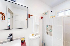 Dusche, Haartrockner, Handtücher