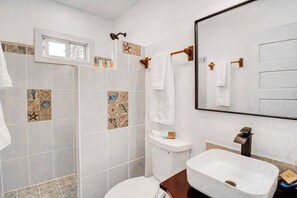 Dusche, Haartrockner, Handtücher