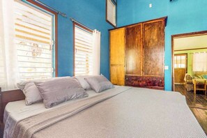 Iron/ironing board, Internet - Comfortable home w casual island vibes, WiFi & partial AC - near the beach & town (Caye Caulker)